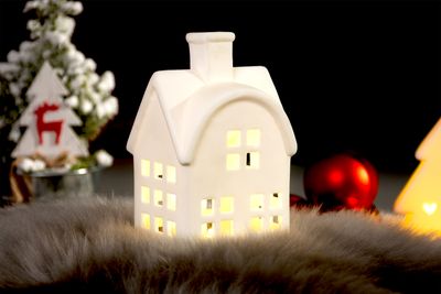 Dekor�cia MagicHome Vianoce, Dom�ek, LED, biely, porcel�n, 8,7x7,3x15,3 cm